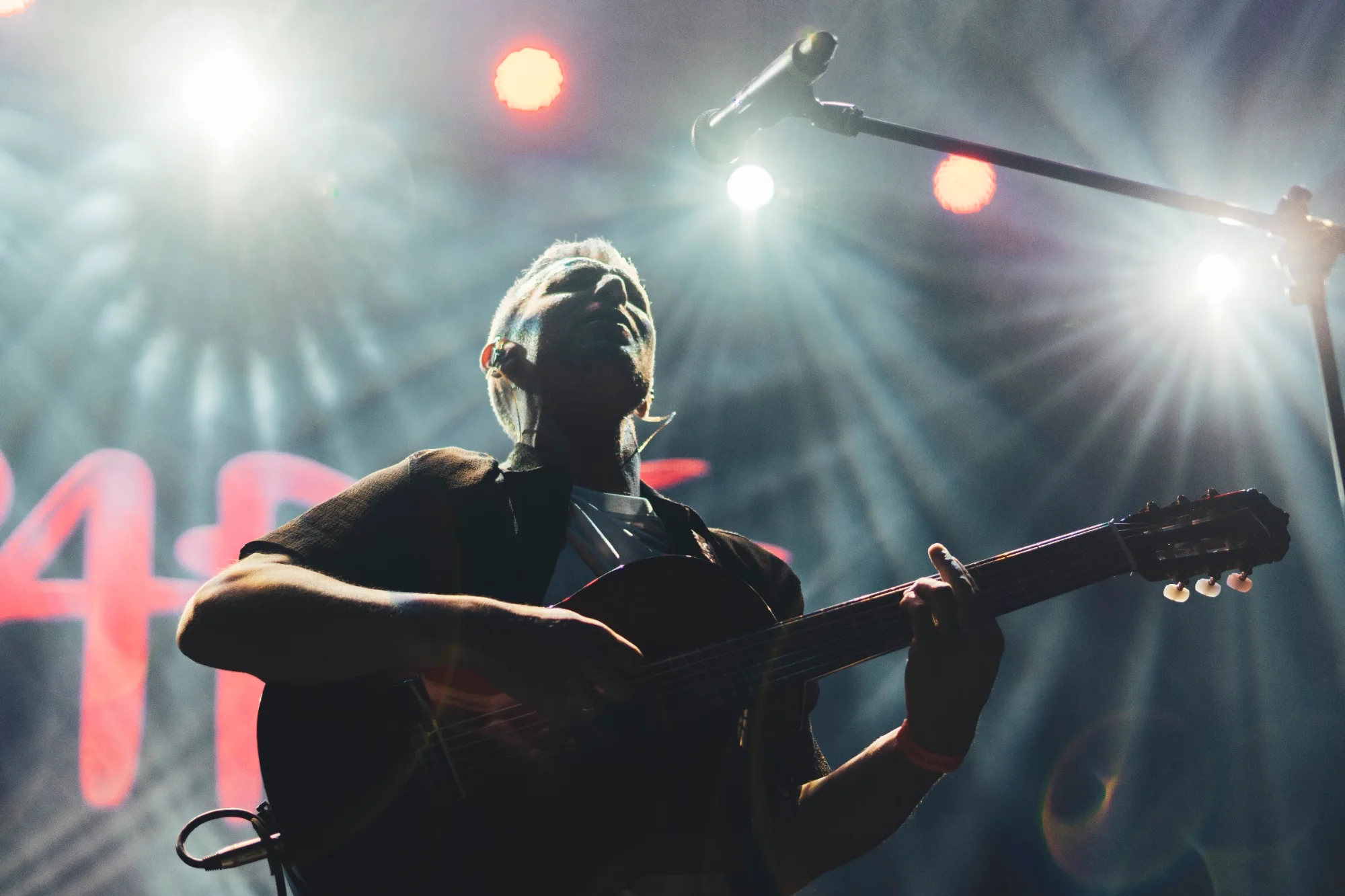 Estoparte en el escenario, bajo los focos